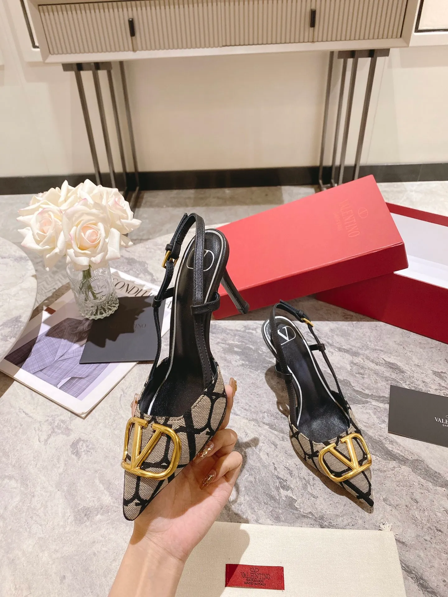 👟👟Ex-factory price 440👟👟 Genuine leather sole +40 Top version 𝑉𝐴𝐿𝐸𝑁𝑇𝐼𝑁𝑂 Valentino 2023 spring and summer new women's 5⃣️color empty back sandals The unique [V logo fabric printing pattern] brings out a full sense of high-end, and the new season will live up to expectations! Worth buying★Absolutely high-grade❥Original method, Absolutely sensual❥Elegant style, creating a different feeling, simple and elegant style!  Code number: 35-41 (34-42 customized) Fabric: Fabric printed cloth Lining: Sheepskin lining Heel height: 3 options 5cm-8cm-10cm Leather outsole Rubber outsole